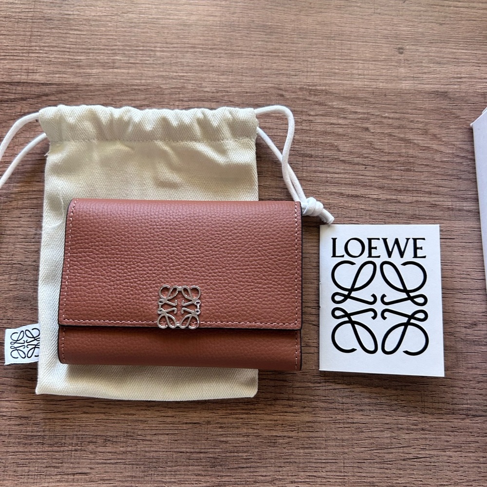 Loewe Anagram Small Vertical Women’s Wallet - TAN